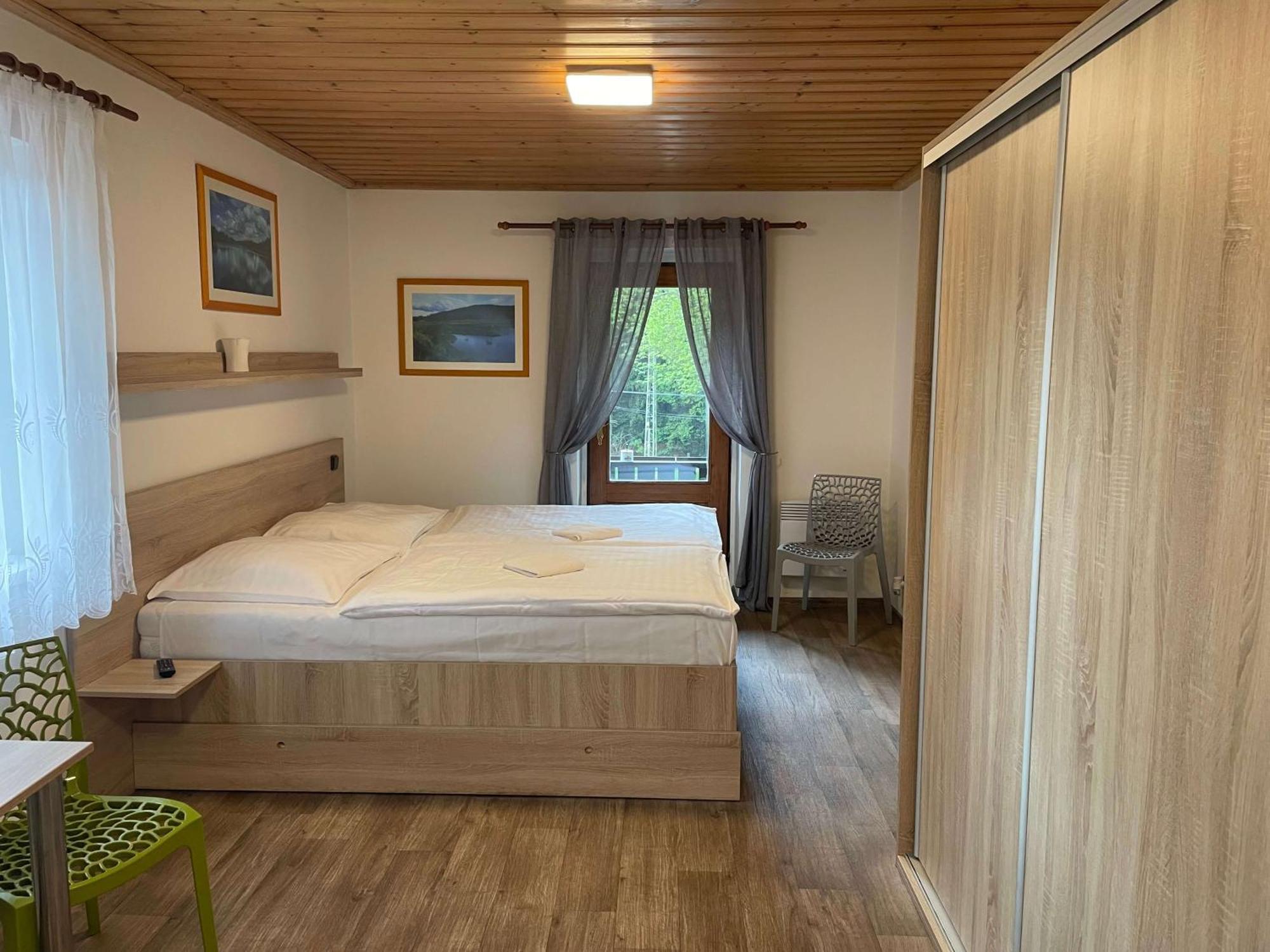 Penzion Hubert Mikulov v Krusnych Horach Экстерьер фото
